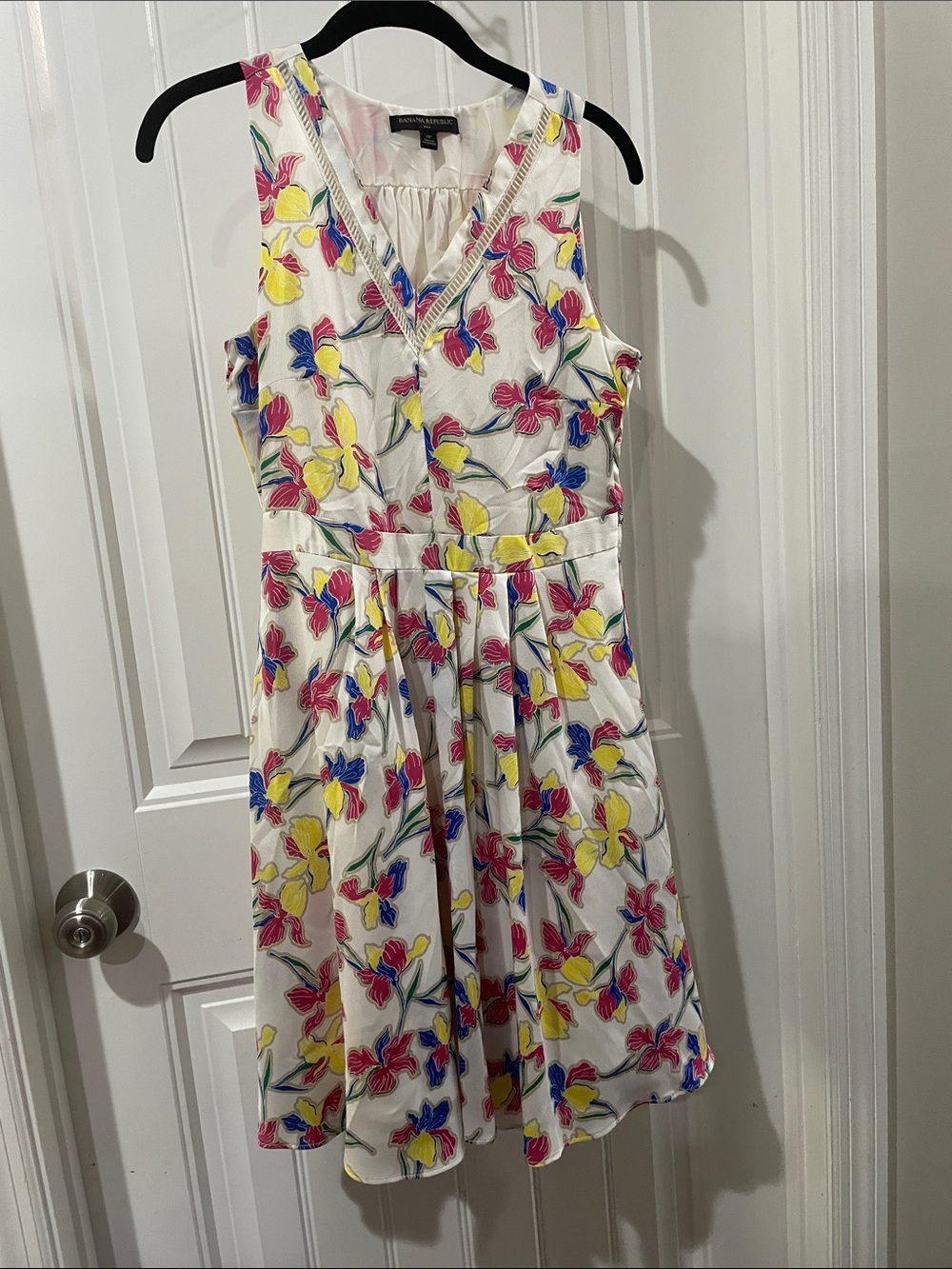 Banana Republic Sleeveless Floral V-Neck Dress